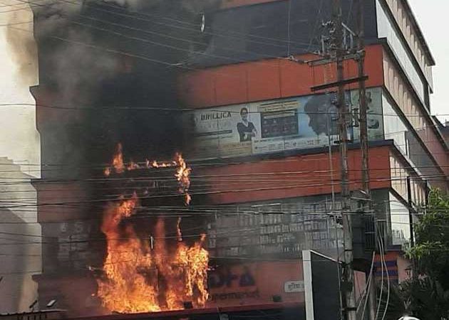 देहरादून के पटेलनगर स्थित सुविधा स्टोर में लगी भीषण आग