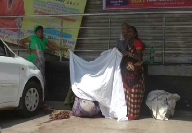 शर्मनाक! सीतापुर में प्रसव पीड़िता को सीएचसी से भगाया, महिला ने सड़क पर बच्चे को दिया जन्म