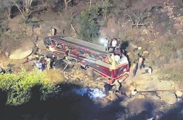 आंध्र प्रदेश के चित्तूर में चट्टान से बस गहरी खाई में गिरी, 7 की मौत, 45 घायल