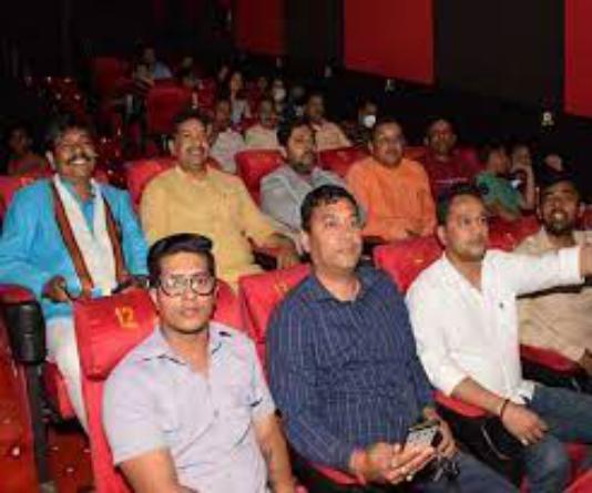 भाजपा जिलाध्यक्ष प्रदीप बिष्ट ने भी पार्टी पदाधिकारियों के साथ हल्द्वानी के सिनेमा हाल में देखी द कश्मीर फाइल्स