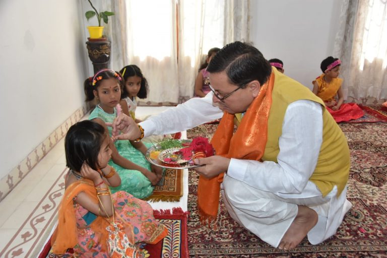 मुख्यमंत्री धामी ने चैत्र नवरात्रि की नवमी के पावन अवसर पर विधि-विधान से किया कन्या-पूजन