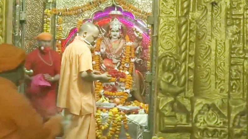 मुख्यमंत्री योगी आदित्यनाथ ने गर्भगृह में आज मां पाटेश्वरी के चरण पखार विधि-विधान के साथ पूजा-अर्चना की