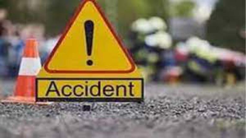 आगरा में सड़क हादसा:  दो की मौत और आठ लोग घायल