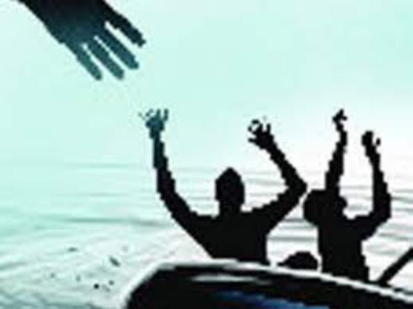 कुशीनगर में नाव पलटने से दस लोग डूबे- तीन युवतियों की मौत
