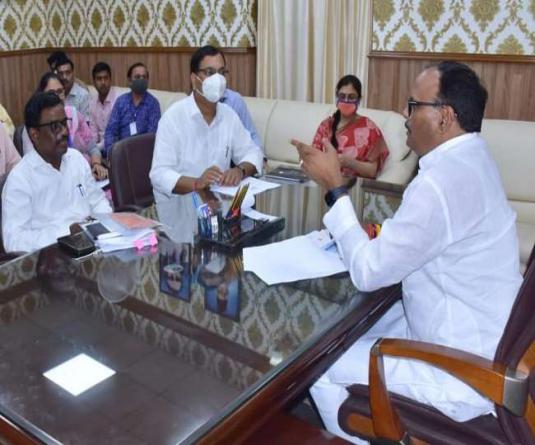 उपमुख्यमंत्री बृजेश पाठक ने अधिकार‍ियों को अभियान चलाकर समस्त चिकित्सालयों का निरीक्षण करने के द‍िए आदेश