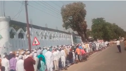 अमेठी में उड़ाई गईं  सरकार के गाइडलाइन की धज्जियां, सड़क पर पढ़ी गई ईद की नमाज