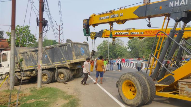 गोरखपुर में बड़ा सड़क हादसा, सड़क की मरम्‍मत कर रहे मजदूरों को डंपर ने रोंदा