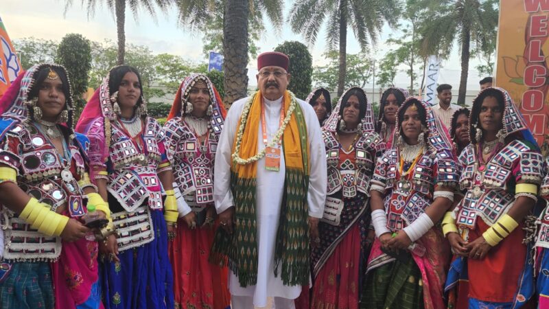 हैदराबाद पहुंचने पर महाराज का भव्य स्वागत