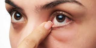 महिलाओं की बाईं आंख फड़कने का क्या होता है मतलब? जानिए