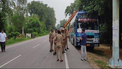 दर्दनाक हादसा: बाराबंकी में ट्रक ने बस में मारी टक्कर, चार की मौत, 14 घायल