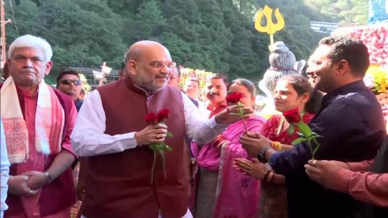 जम्मू-कश्मीर के दौरे पर पहुंचे गृहमंत्री अमित शाह ने मां वैष्णो के दरबार में हाजरी देकर जम्मू-कश्मीर के बेहतर हालात के लिए प्रार्थना की