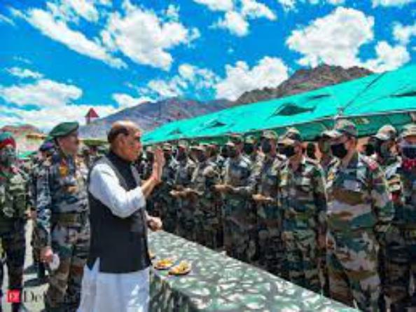 रक्षा मंत्री राजनाथ सिंह चीन सीमा पर सेना के जवानों के साथ दशहरा मनाने पहुंचे उत्‍तराखंड