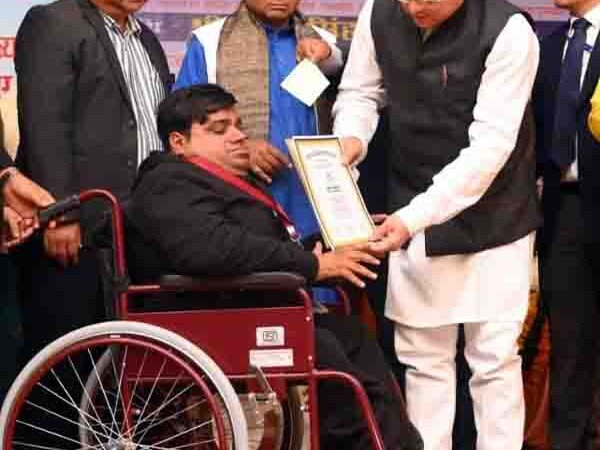 विश्व दिव्यांग दिवस के अवसर पर CM धामी ने किया 32 दिव्यांगजनों को सम्मानित