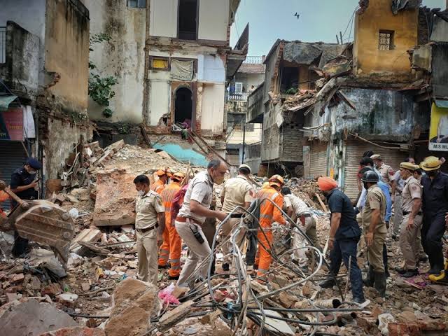 लखनऊ में भूकंप के बाद गिरी इमारत, पांच की मौत,  30-40 लोगों के दबे होने की आशंका, बचाव कार्य जारी